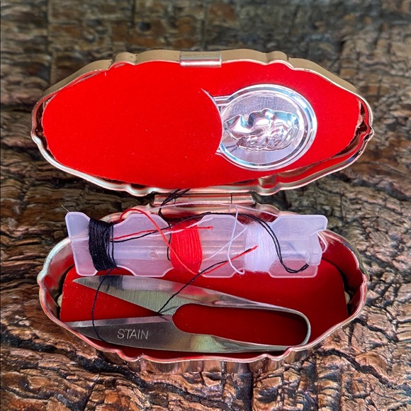 💐Vintage💐Floral Embroidered Oval Pill Box Sewing Kit - Picture 7 of 10